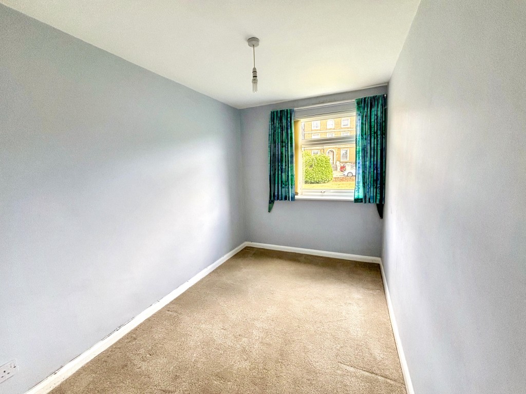 Lot: 120 - TWO-BEDROOM GROUND FLOOR FLAT WITH GARAGE CLOSE TO THE SEAFRONT - Bedroom Two